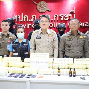 ผู้ว่าฯกระบี่นำแถลงจับกุมผู้ค้ายาเสพติดรายสำคัญ 3 คน พร้อมยาบ้า 300,000 เม็ด ตบตาเจ้าหน้าที่ลอบขนส่งทางรถทัวร์โดยสารประจำทางสายเชียงใหม่-ภูเก็ต
