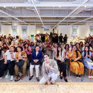 “ห้างเซ็นทรัลและห้างโรบินสัน ในเครือเซ็นทรัล รีเทล” แท็กทีมหนุ่ม “ซี – พฤกษ์’ ชวนเอฟซีและคนหัวใจรักษ์โลก ร่วมภารกิจประมูลเสื้อรักษ์โลกสุดลิมิเต็ด ในแคมเปญ “CENTRAL / ROBINSON LOVE THE EARTH 2025” รายได้ทั้งหมดมอบให้กรุงเทพมหานคร และกรมป่าไม้ เพื่อสนับสนุนการแก้ไขปัญหาสิ่งแวดล้อมอย่างยั่งยืน