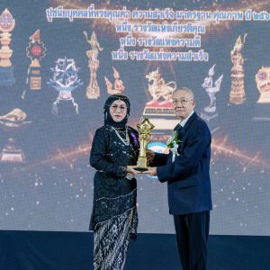 ดร.วันดี ยุโส้ คว้ารางวัล “CEO AEC AWARDS 2025” บุคคลคุณภาพมาตรฐานยอดเยี่ยมดีเด่น ต้นแบบผู้นำหญิงจิตอาสา ใช้พลังธุรกิจขับเคลื่อนสังคมอย่างยั่งยืน