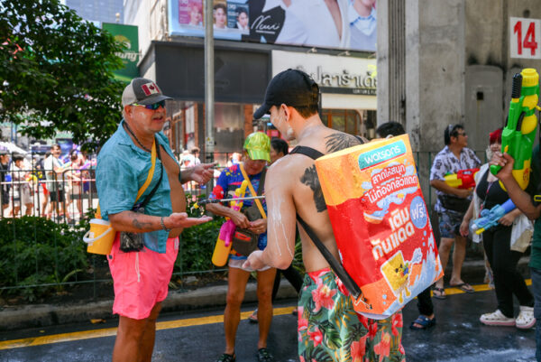 วัตสัน บุกสงกรานต์สีลม แจกครีมกันแดดฟรี (1)_0