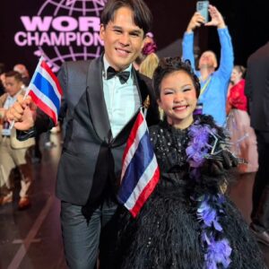 เด็กไทยสุดเจ๋ง ! สร้างชื่อบนเวทีโลก หลังคว้าแชมป์โลกร้องเดี่ยวเยาวชน WCOPA 2026   บันทึกให้เป็นคนไทย คนแรกกับความสำเร็จระดับโลกให้ประเทศไทยในรอบ 28 ปี