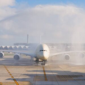 สายการบินเอทิฮัด ปักหมุดกรุงเทพฯ ต้อนรับ A380 ลงจอดครั้งแรกในประเทศไทย ยกระดับประสบการณ์การเดินทางระดับพรีเมียม สายการบินเอทิฮัดฉลองการเปิดให้บริการเที่ยวบินแอร์บัส A380 ครั้งแรกระหว่างอาบูดาบีและกรุงเทพฯ เปิดตัวเดอะเรสซิเดนซ์ (The Residence) ห้องสวีทแบบสามห้องบนฟ้าเพียงแห่งเดียวในโลก เป็นครั้งแรกในประเทศไทย การให้บริการด้วยเครื่องบินแอร์บัส A380 ทุกวัน ช่วยเพิ่มขีดความสามารถในการรองรับผู้โดยสาร พร้อมยกระดับประสบการณ์การเดินทางระดับพรีเมียมบนเส้นทางบินยอดนิยม